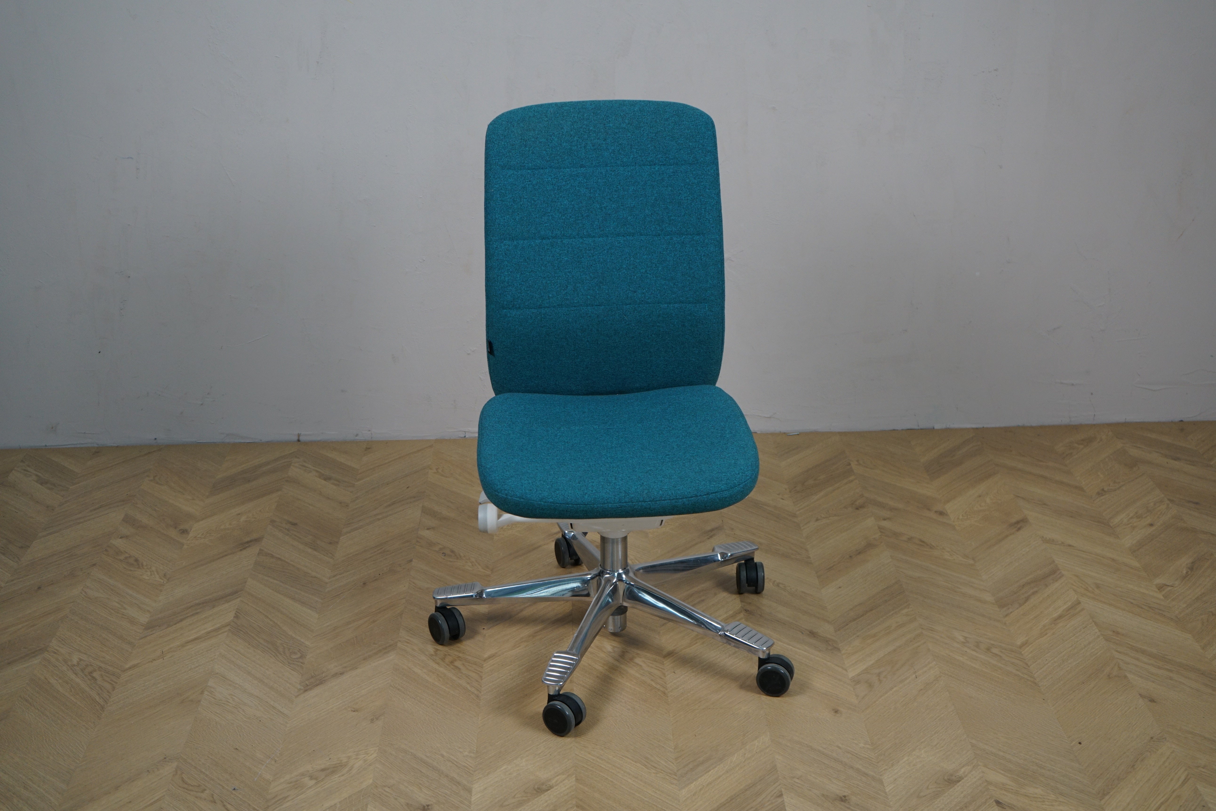 Kinnarps turkis kontorstol set forfra – ergonomisk kontorstol med polstret sæde og ryg